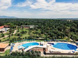 TH Tirrenia - Green Park Resort，位于蒂勒尼亚的酒店