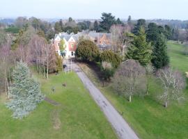 Coulsdon Manor Hotel and Golf Club，位于克罗伊登的乡村民宿