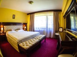 Hotel Trei Brazi，位于百乐·奥拉内斯蒂的带按摩浴缸的酒店