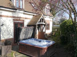 Measure Cottage - Sleeps 5 - Private Hot tub and garden，位于亨利因阿登的酒店