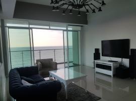 Bay Resort Condominium, 7, Beach-front Sea view, 6-8 PAX，位于米里的海滩酒店