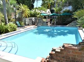 西蒙顿庭院历史小屋宾馆，位于基韦斯特的带停车场的酒店