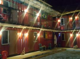 Red Island Container Hotel and Surf，位于Pasanggaran的酒店