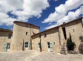 国际之家博梅农庄酒店，位于Ferrières-les-Verreries的酒店