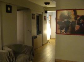 Hotel Restaurant La Voltige，位于Locqueltas的酒店