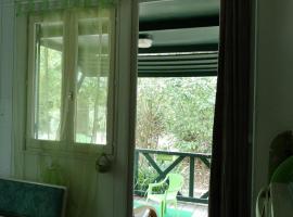 杜浅眉木屋度假屋，位于Le Mée的酒店