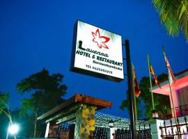 Lavenra Hotel & Restaurant，位于Angunakolapelessa的酒店