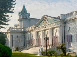COSSIMBAZAR PALACE OF THE ROYS ( RAJBARI)，位于Cossimbāzār的酒店