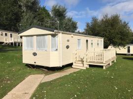 3 Bedroom Caravan KG37, Dog Friendly, Shanklin, Isle of Wight，位于尚克林的豪华帐篷营地