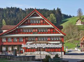 Landgasthof Schäfle，位于Sankt Peterzell亨贝格滑雪缆车附近的酒店
