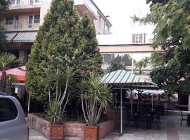 Heat Complex Family Hotel，位于佩什泰拉的带停车场的酒店