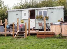 Shepherds Hut with Hot Tub，位于利明顿的酒店