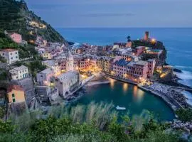 ALTIDO Charming House for 12, with Patio in Vernazza