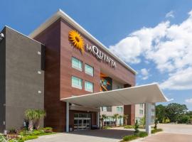 La Quinta Inn & Suites by Wyndham Lafayette Oil Center，位于拉斐特The Acadiana Center for the Arts附近的酒店