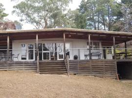 艾尔登香溢康纳尔湖度假屋，位于艾尔登的带停车场的酒店