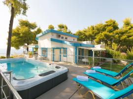 Sani Beach Gallery Villa, your next family vacation!，位于撒尼海滩的酒店