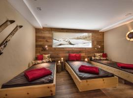 Bayern Resort Hotel - Adults only - mit Zugspitzblick - Eibsee-N&auml;he - Wellnessbereich - Naturpool im Sommer，位于格赖瑙的带热水浴缸的酒店