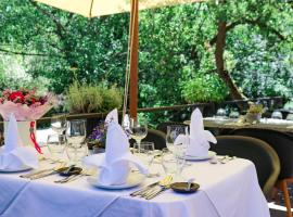 安雷尔博塔尼卡酒店，位于Unhošť的酒店