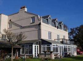 Great Trethew Hotel - Self Catering Lodges - Bar & Restaurant，位于利斯卡德的酒店