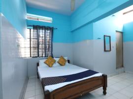 SPOT ON 61437 Bhandarkar Tourist Home，位于霍斯佩特的酒店