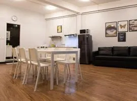 U4 Large 2 bed rooms full kitchen 200m to BTS