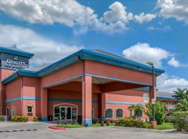 Quality Inn & Suites at The Outlets Mercedes-Weslaco，位于梅赛德斯Valley International Airport - HRL附近的酒店