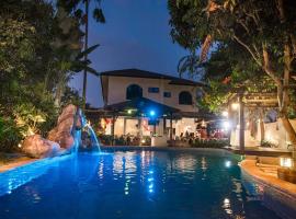 丹戎别墅旅馆，位于麻坡的带泳池的酒店