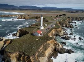 Point Arena Lighthouse，位于波因特阿里纳的酒店