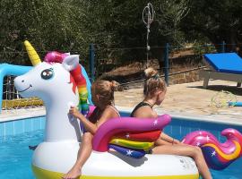 Hakuna Matata Holidays 'Agalia' with pool in Greek Olive Grove，位于迈索尼的山林小屋