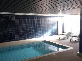 Appartement 2 pieces 40 m2, dans hyper centre, avec piscine au rez de chaussee，位于格勒诺布尔的带泳池的酒店