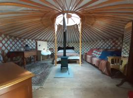 Oakdean Cottage Yurt，位于Blakeney的豪华帐篷营地