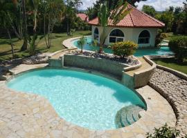 Villas for Vacation 32-18-6，位于苏莎亚的带热水浴缸的酒店