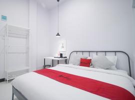 RedDoorz Plus @ Manokwari City Center，位于曼诺瓦里的酒店