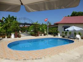 Private 2 bedroom villa with Swimming pool Tropical gardens Fast Wifi smart Tv，位于Ban Sang Luang的别墅