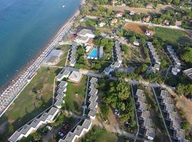 IONIAN BEACH AND RESORT，位于Néa Manolás的酒店