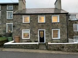 Finest Retreats - Tegannedd - Luxury Grade II Listed Cottage With Hot Tub