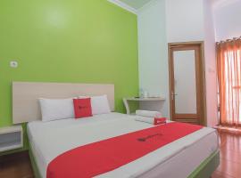 RedDoorz Plus near Alun Alun Kuningan，位于库宁岸的酒店