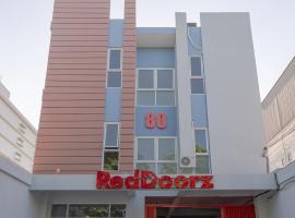 RedDoorz Plus Syariah @ Raya Nginden 2，位于泗水的酒店
