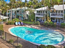 努萨珊瑚海滩度假酒店，位于努萨维尔的酒店