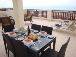 First floor 2 bedroom apartment, large balcony, amazing sea views, communal pool，位于佩亚的酒店