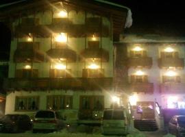 索莱酒店，位于帕苏德尔托纳莱瓦尔比奥罗附近的酒店