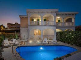 Villa Authentica with Heated Pool，位于格雷巴蒂卡的带泳池的酒店