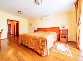 Pannon Hotel Bejelentkezés 20 óráig, Check-in until 20 o'clock, Einchecken bis 20 Uhr，位于莫哈奇的酒店