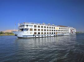 JAZ Crown Emperor Nile Cruise - Every Thursday from Luxor for 07 & 04 Nights - Every Monday From Aswan for 03 Nights，位于Kafr Abū ʼumaydah的酒店