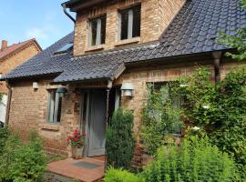 Große Wohnung / Haushälfte in Peetzig am See，位于安格尔明德的酒店