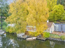 Peaceful, Picturesque Lake & Forest Retreat，位于斯德哥尔摩Nacka Shopping Mall附近的酒店