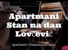Apartmani Lovčević，位于Bogatić的带停车场的酒店
