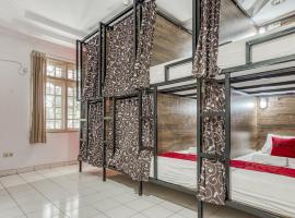 RedDoorz Hostel @ Feliz Noche Cengkareng，位于雅加达的酒店