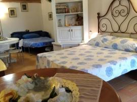 Abruzzocasacampagna Collecorvino - Monolocale con mini-cucina, giardino e parcheggio，位于Collecorvino的度假屋