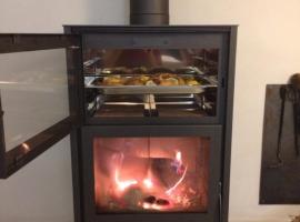 Antigua Panadería de Valdelarco, chimenea con horno 2 Hab 4 pers mas 2 max，位于Valdelarco的乡间豪华旅馆